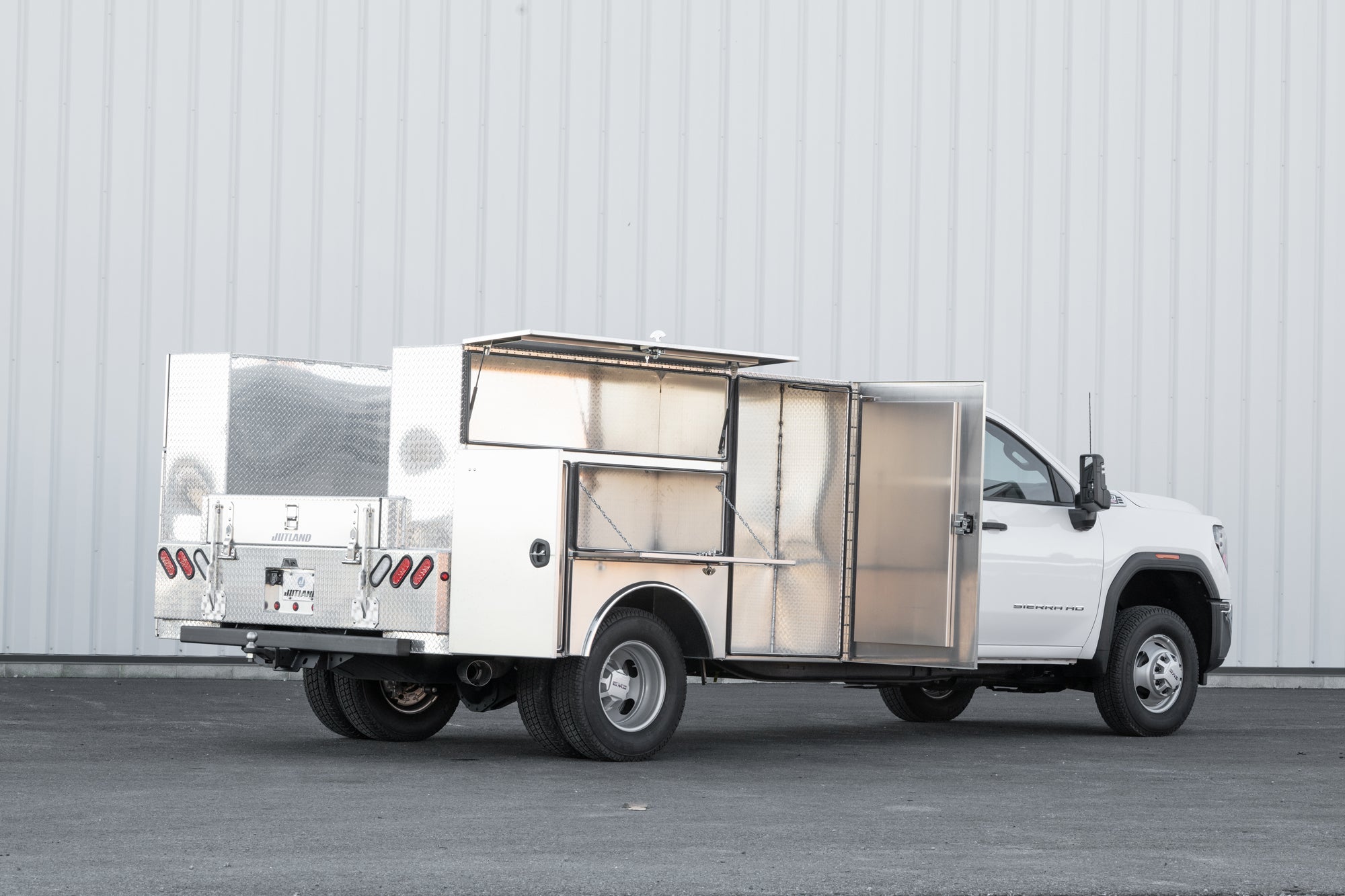 ゆ*じ様 truck furniture service トラック Jutland 60 Series Service Body: Built Tough & Customizable