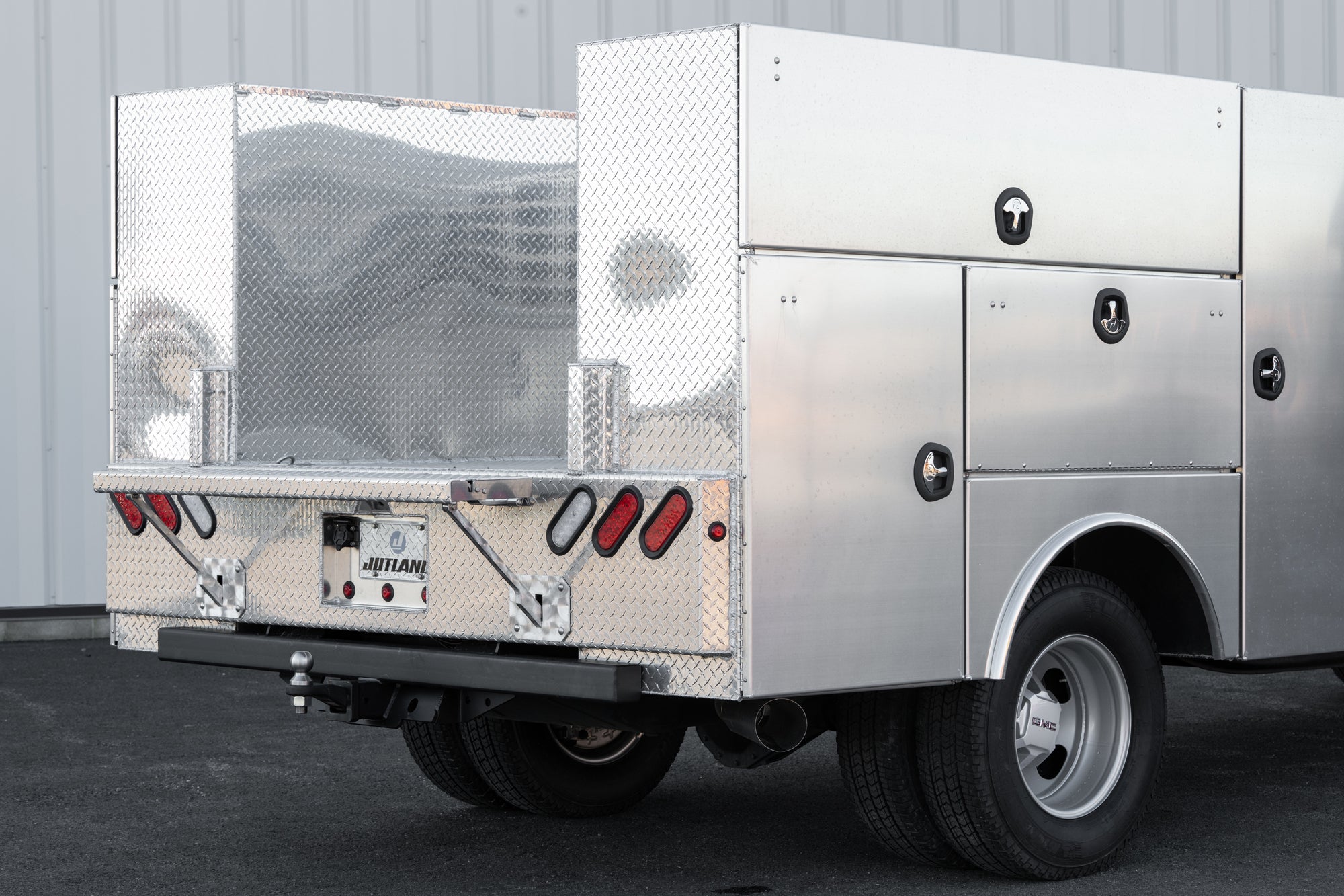 ゆ*じ様 truck furniture service トラック Jutland 60 Series Service Body: Built Tough & Customizable