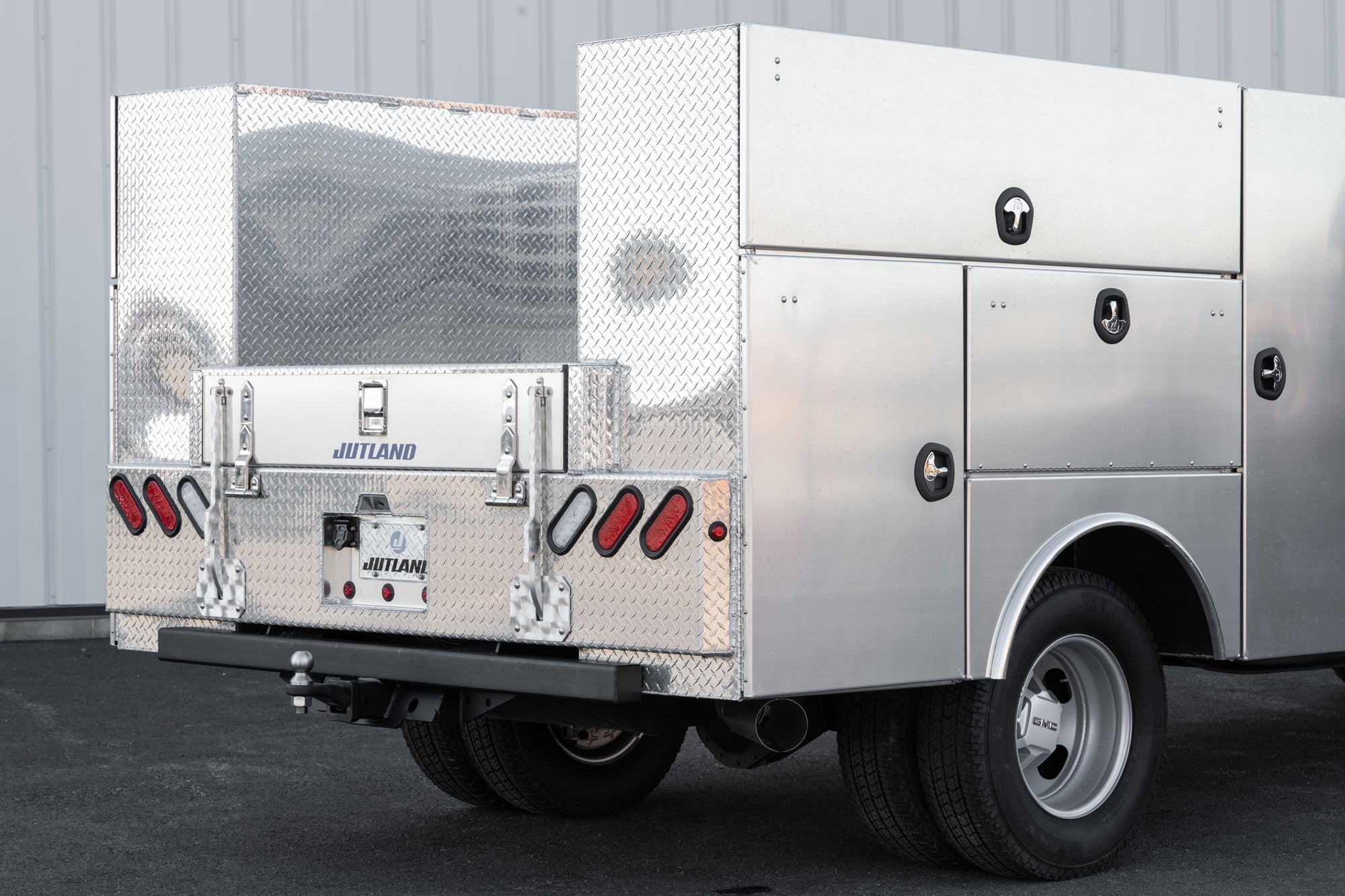 ゆ*じ様 truck furniture service トラック Jutland 60 Series Service Body: Built Tough & Customizable